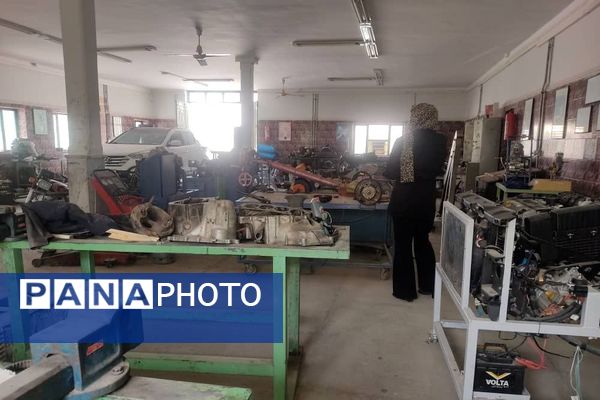 بانوان حاجی‌آباد در کارگاه تعمیرات ماشین