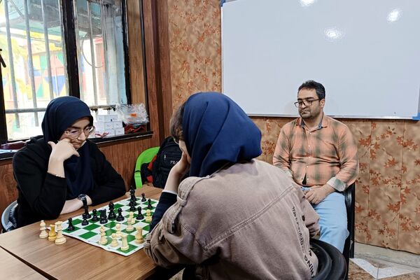 رقابت فکری دانش‌آموزان ورامینی در مسابقات شطرنج کانون هدایت