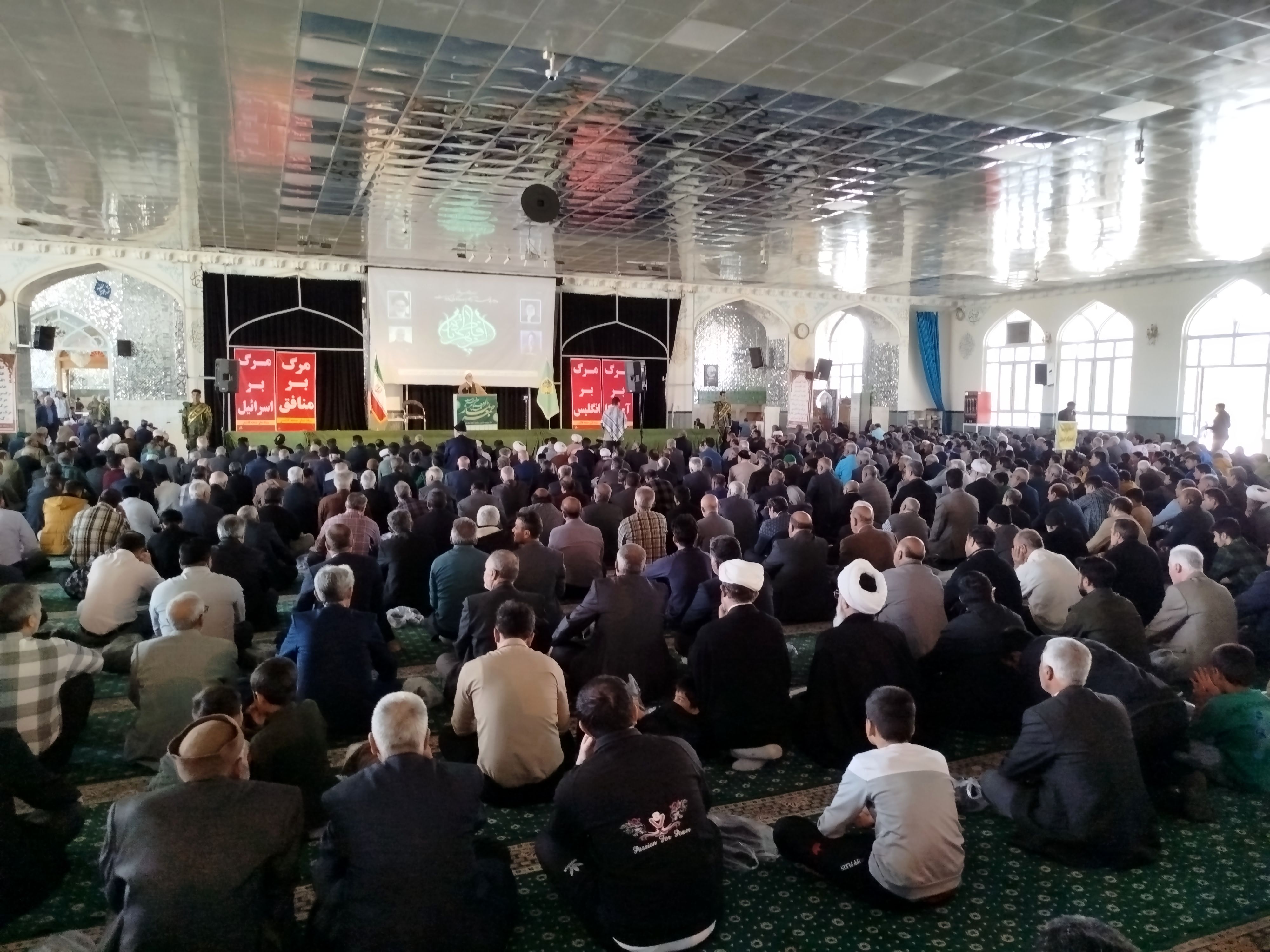 نماز جمعه شهرستان کاشمر با حضور پر رنگ مردم ترشیز کهن برگزار شد 