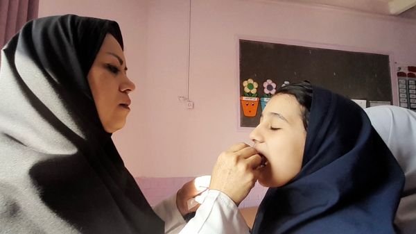 اجرای طرح وارنیش فلوراید در دبستان پنجم مهر