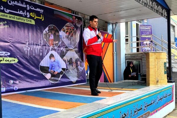برگزاری مانور زلزله در مدرسه شهیده مهری رزاق‌طلب سنندج