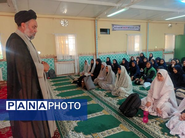 نماز جماعت در دبیرستان میرزا جعفر سروقد مشهد مقدس 