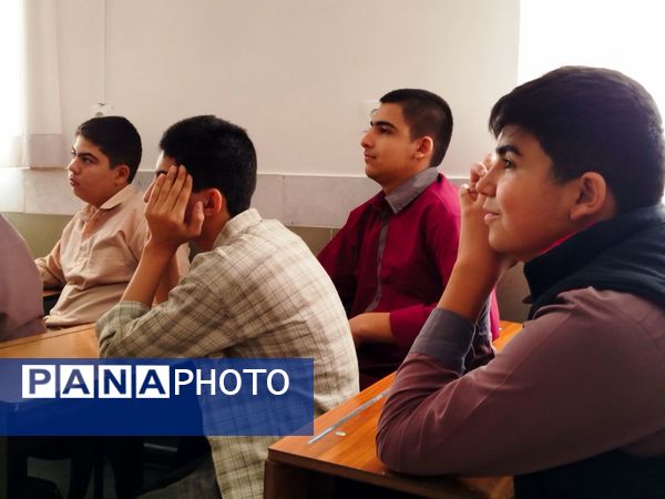 هدایت تحصیلی دانش‌آموزان در دبیرستان میثاق 