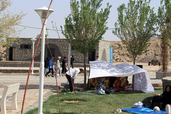 حضور گردشگران روز طبیعت در محوطه باغ‌موزه دفاع مقدس قم