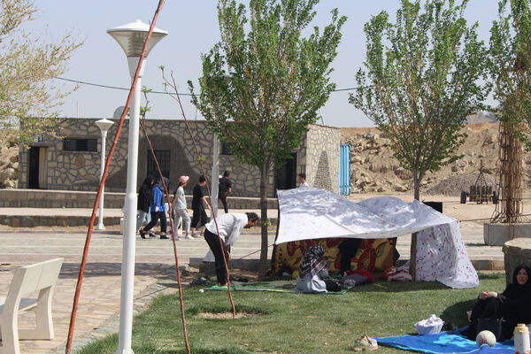 حضور گردشگران روز طبیعت در محوطه باغ‌موزه دفاع مقدس قم