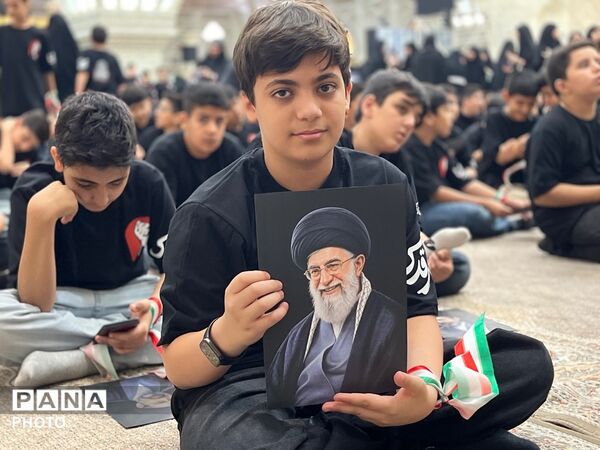فریادِ ایستادگی از دلِ مرقد امام؛ دانش‌آموزان با سرود باید برخاست پیام مقاومت را ابلاغ کردند