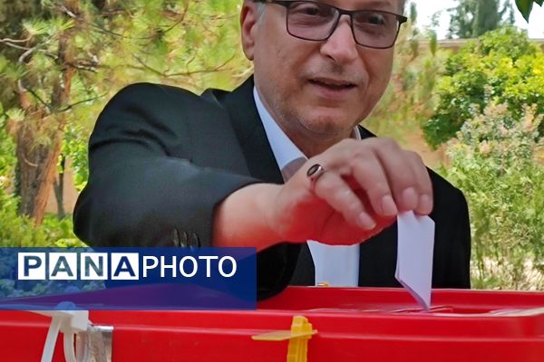 حضور پرشور مردم شیرازدرشعبه اخذ رأی حافظیه 