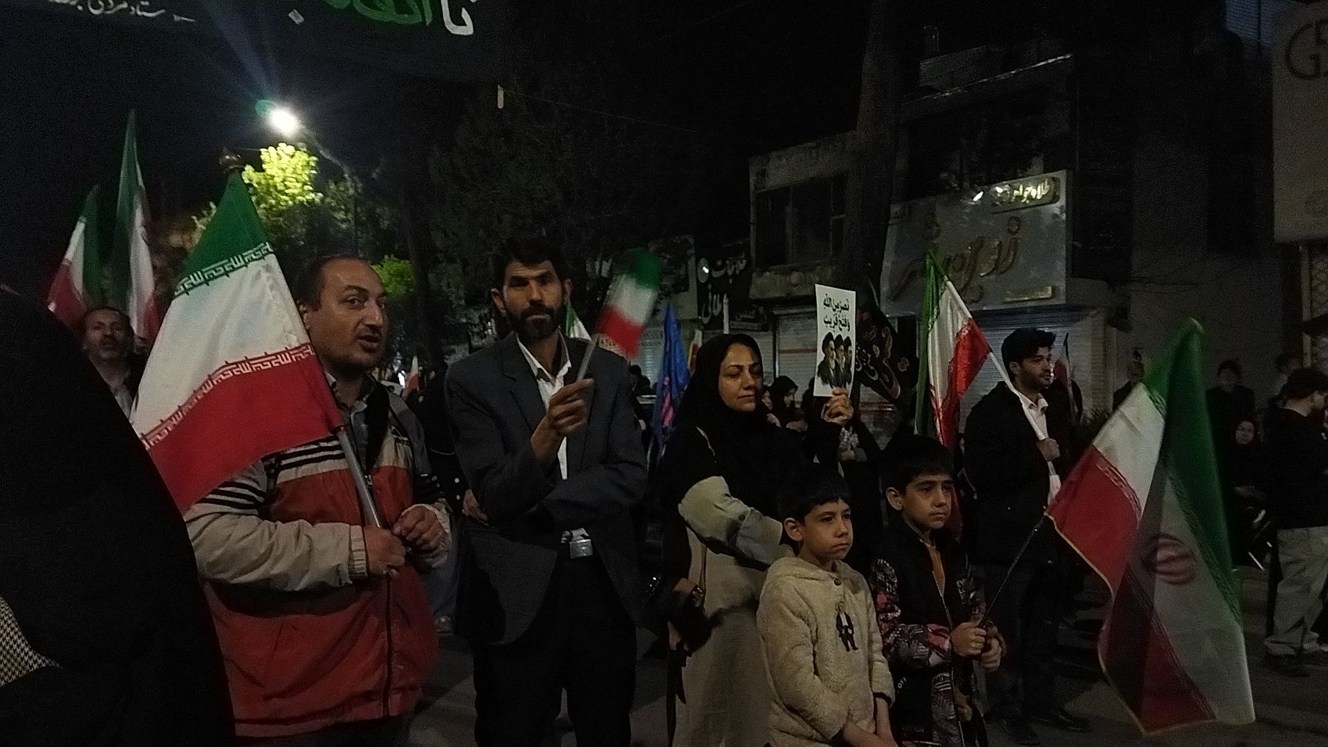 نیشابوری ها از پیر تا کودک در اجتماعات خیابانی