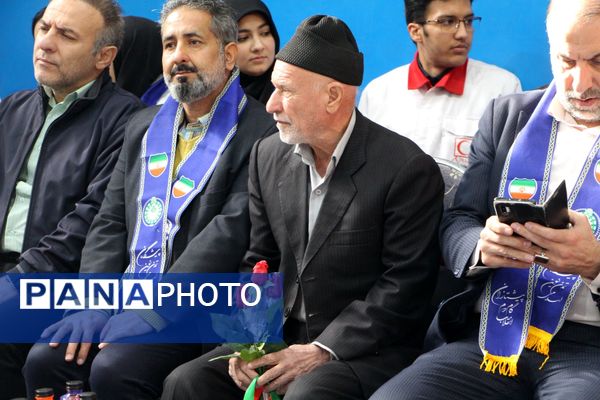 هم‌سرایی هزار نفری دانش‌آموزان یاور انقلاب در اسلامشهر