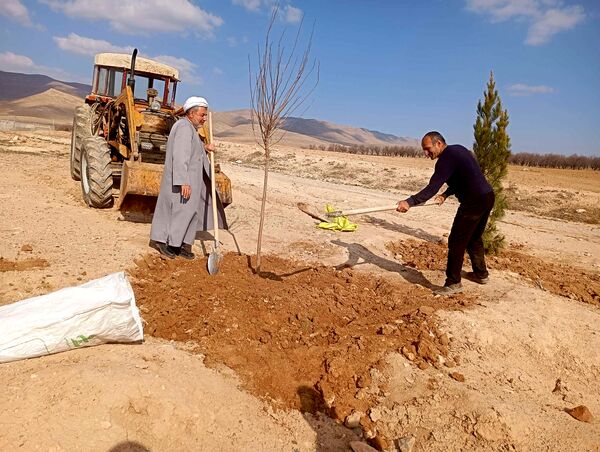 کاشت نهال در آرامستان روستای گزکوه