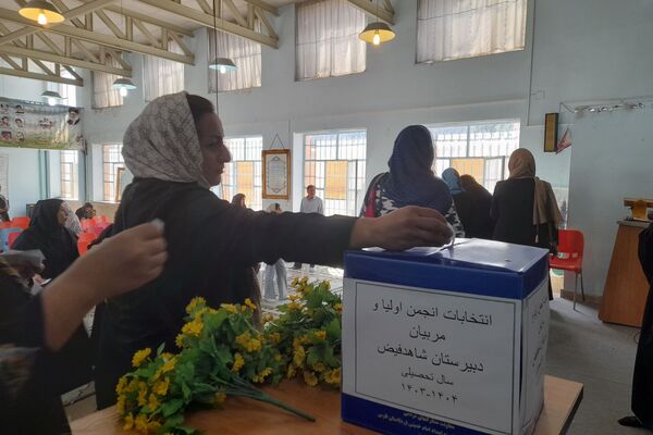  انتخابات انجمن اولیا و مربیان دبیرستان شاهد فیض