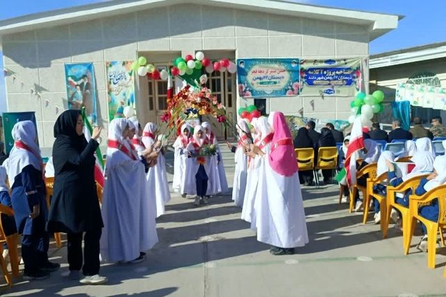 آیین نواختن « گلبانگ انقلاب » در مدرسه 22 بهمن دلند