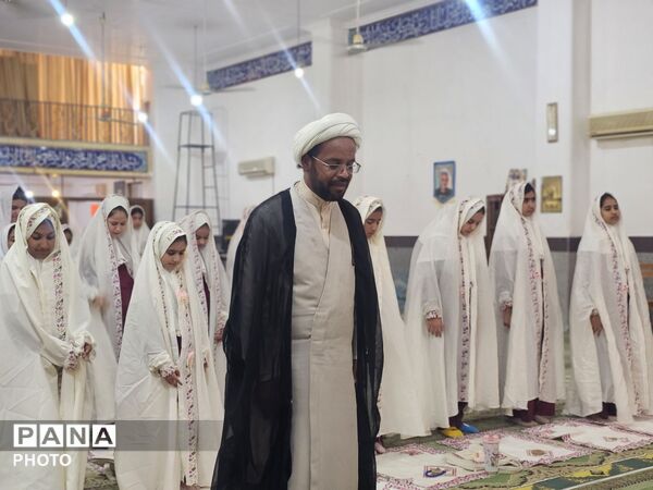 طنین زنگ نماز و عطر آیات قرآن در محفل انس با قرآن