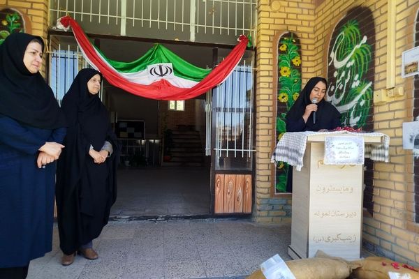 آغاز سال تحصیلی در دبیرستان نمونه زینب الکبری(س) قروه همراه با نواختن زنگ ایثار و مقاومت  