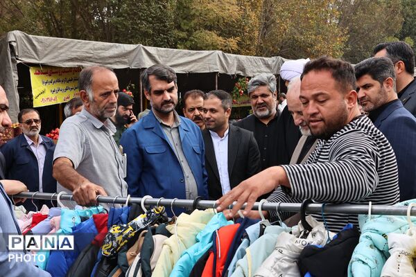 افتتاحیه بازارچه انار و کاپشن در شهر کهک