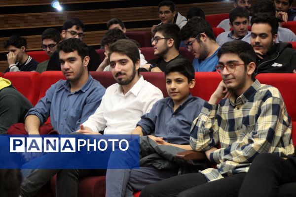 آیین تجلیل از برگزیدگان چهل و دومین دوره مسابقات فرهنگی و هنری دانش‌آموزان شهر تهران