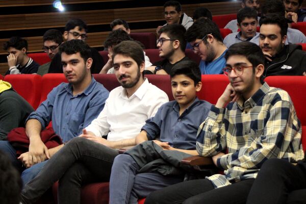 آیین تجلیل از برگزیدگان چهل و دومین دوره مسابقات فرهنگی و هنری دانش‌آموزان شهر تهران