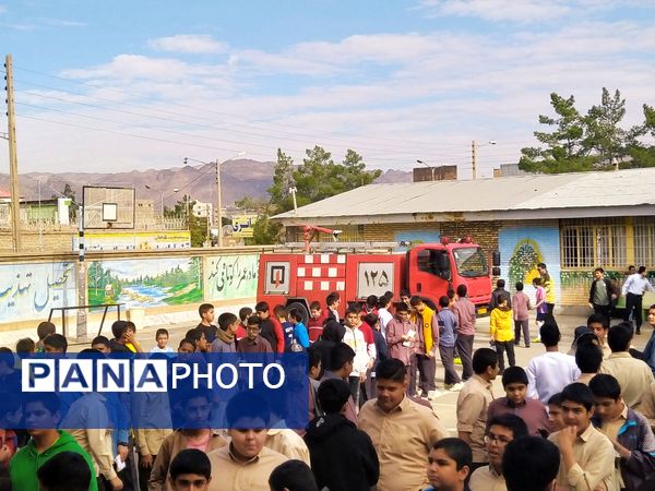 حضور آتش‌نشانان در دبیرستان میثاق کاشمر