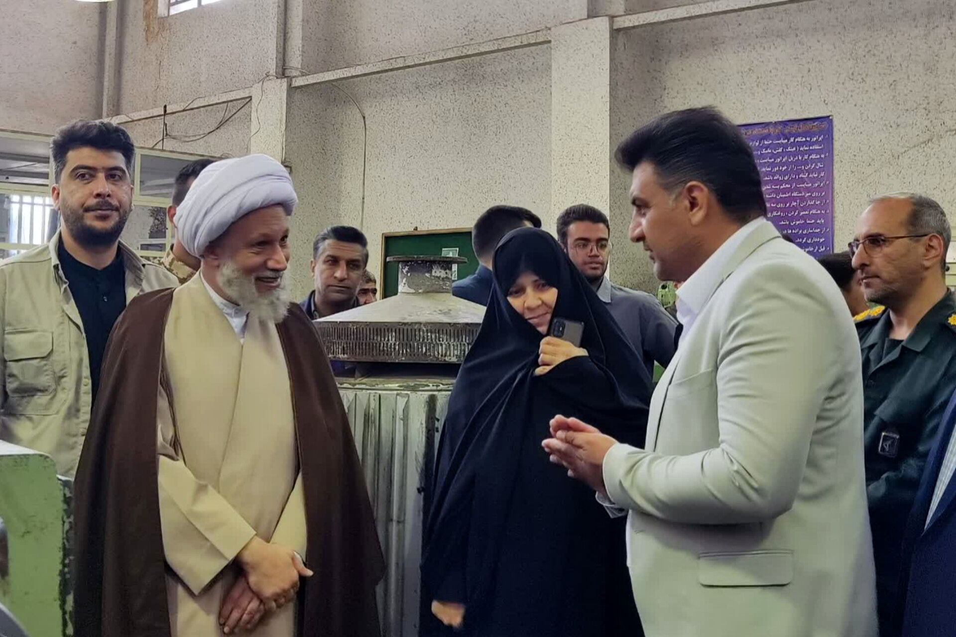 بازدید نماینده ولی فقیه استان فارس از هنرستان طالقانی در آستانه هفته بسیج