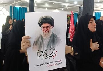 بانوان و نسل نو، عَلَمِ رهبر را برافراشتند