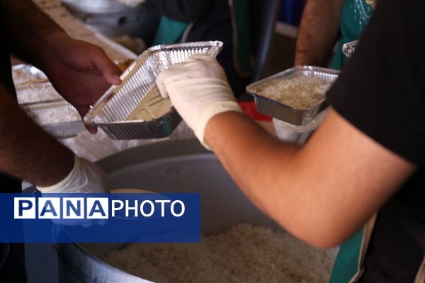  پخش 8600 غذای گرم با همت مرکز نیکوکاری شهید مهدی باکری و موسسه نذرواره در تبریز