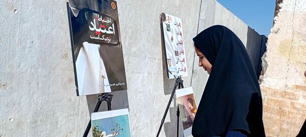 نمایشگاه پیشگیری از آسیب های اجتماعی در دبیرستان مادرمهربان خلیل آباد