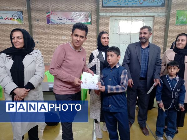 مسابقات دارت در دبستان پسرانه غدیر شهرستان شیروان