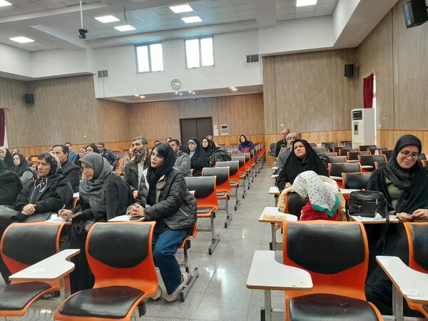کارگاه حرکات اصلاحی ویژه والدین و غربالگری دانش‌آموزان در دبیرستان مصلی‌نژاد حضرت زهرا(س)