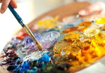 نقاش نوجوان دبستان صائب با رنگ‌های خیال‌انگیز