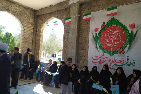گلباران قبور مطهر شهدا در اولین روز دهه فجر 