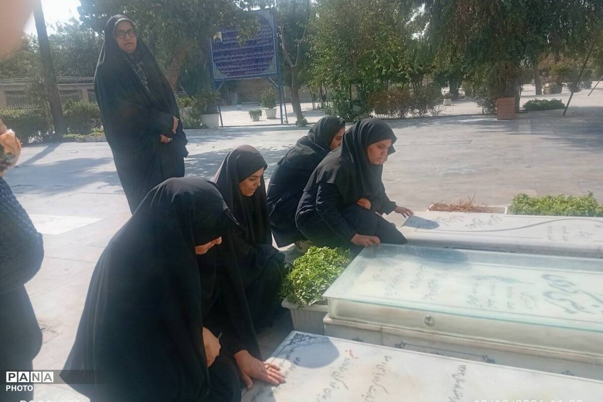 تجدید میثاق دانش‌آموزان مدرسه ایثار با آرمان‌های شهدا