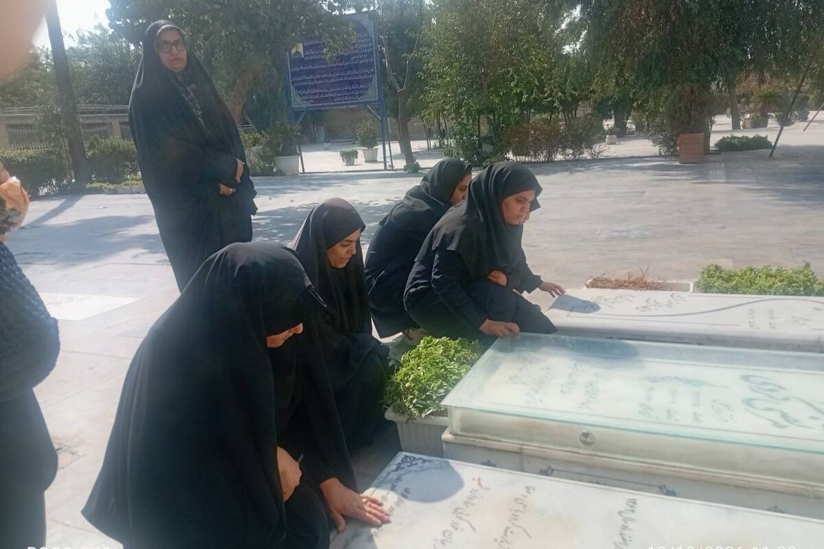 تجدید میثاق دانش‌آموزان مدرسه ایثار با آرمان‌های شهدا