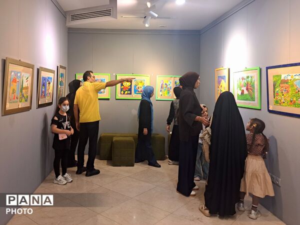 نمایشگاه آثار هنری اعضای کانون پرورش فکری کودکان و نوجوانان قم در مجموعه کتاب سرو
