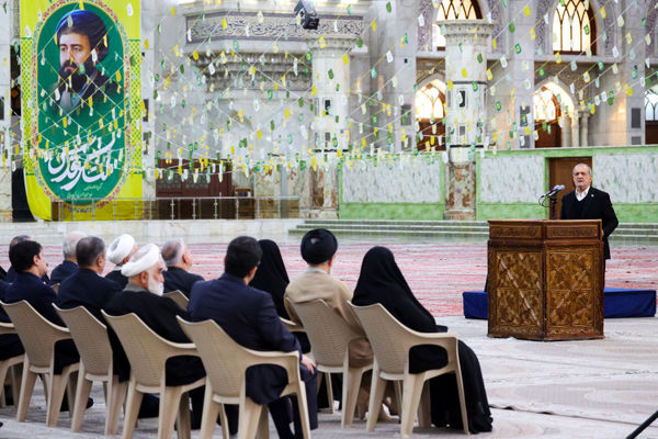 راه برون‌رفت از مشکلات همراهی واقعی با مردم است/ برخورد با مردم باید مبتنی بر مهربانی‌ باشد‌ نه سخت‌گیری