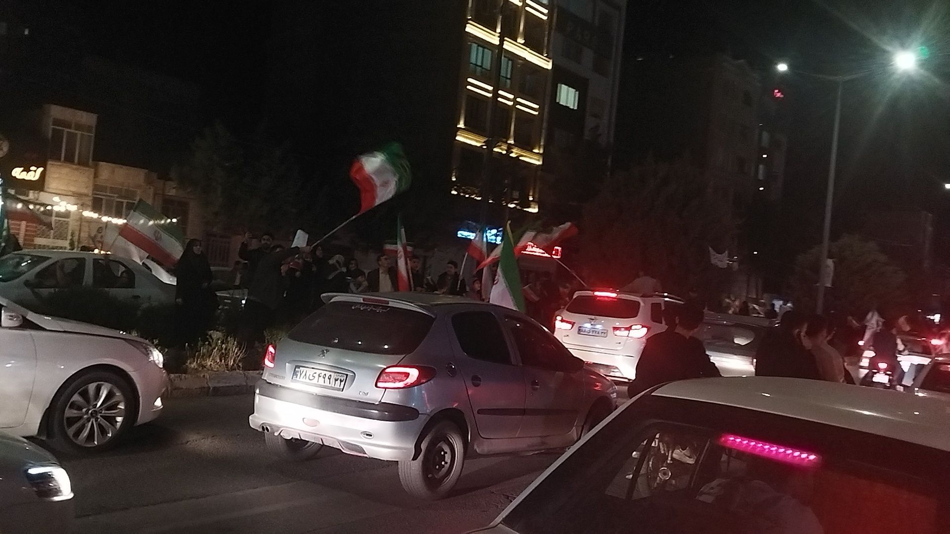 نیشابوری ها تا پایان جنگ  به  بلوار فضل با پرچم ایران  می آیند 