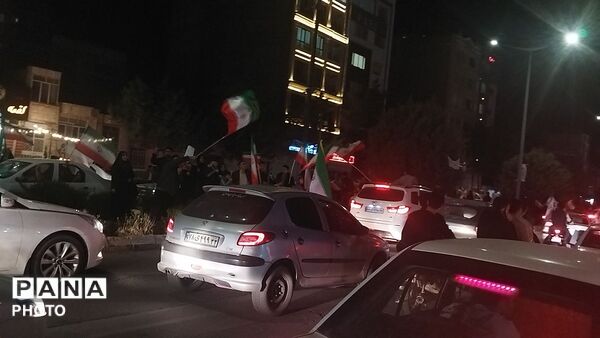 نیشابوری ها تا پایان جنگ  به  بلوار فضل با پرچم ایران  می آیند 