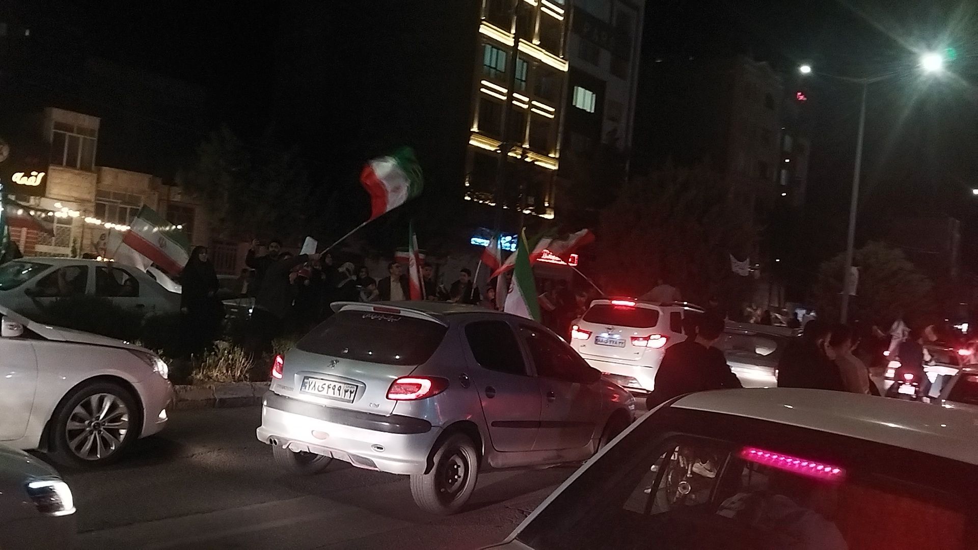نیشابوری ها تا پایان جنگ  به  بلوار فضل با پرچم ایران  می آیند 