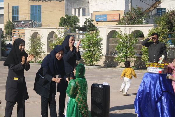 بازارچه حمایت از کسب کار دانش‌آموزان دبستان کیهان بوشهر 