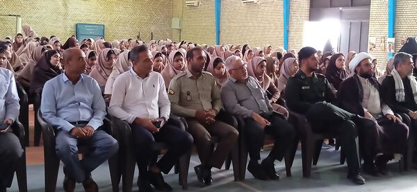 نواختن زنگ مهر و ایثار در مدارس جزیره هرمز 