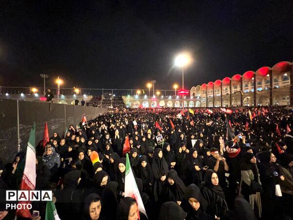 وداع حماسی مردم با شهدای وطن در مصلای تهران