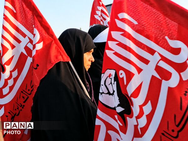 چشم‌های گریان نوجوانان در سوگ پدر امت
