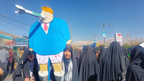 حضور پرشور مردم یاسوج در راهپیمایی ۱۳ آبان در دامنه‌های دنا