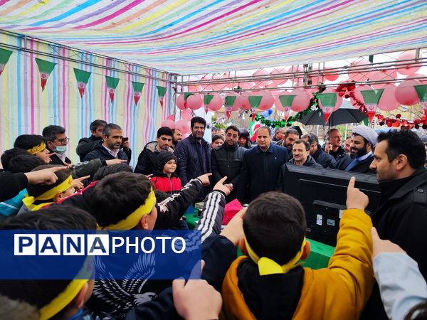 خلاقیت و نشاط دانش‌آموزی در غرفه‌های آموزش و پرورش در مسیر راهپیمایی ۲۲ بهمن