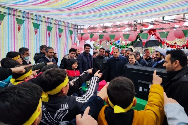 خلاقیت و نشاط دانش‌آموزی در غرفه‌های آموزش و پرورش در مسیر راهپیمایی ۲۲ بهمن