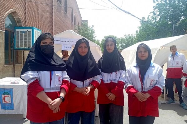 نمایش جلوه‌های زیبا خدمت بی‌منت و ایثار امدادگران هلال احمر در صفوف نماز جمعه 