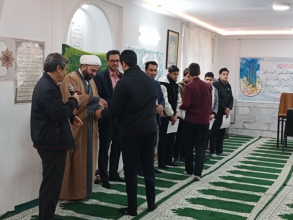 تجلیل از اعضای فعال بسیج دبیرستان نمونه آیت‌الله خامنه‌ای کاشمر