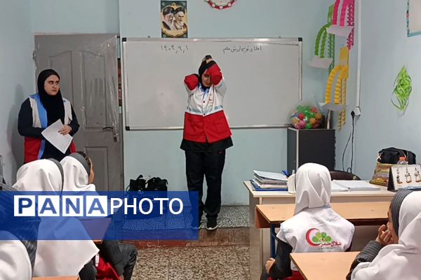 هلال‌احمر در بعثت ۲؛ تمرین ایمنی با دختران دبستانی