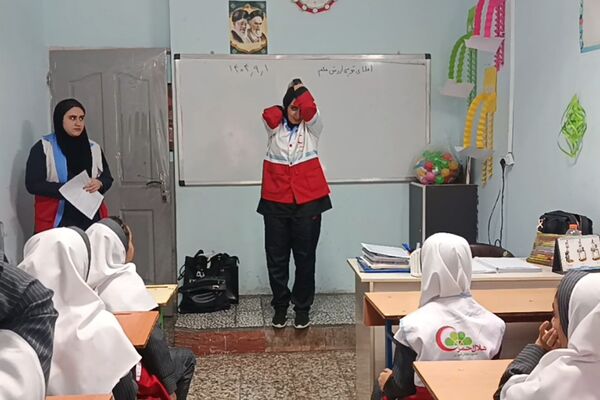 هلال‌احمر در بعثت ۲؛ تمرین ایمنی با دختران دبستانی