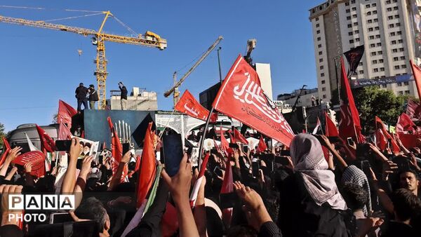 خروش مردم ایران زمین در مشهد مقدس برای وداع با رهبر شهید انقلاب