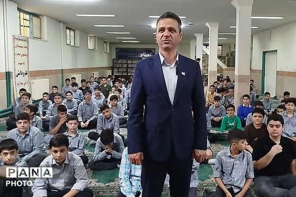 نواخته شدن زنگ بندگی در یک مهر در دبیرستان شهیدان پودینه و شریعتی